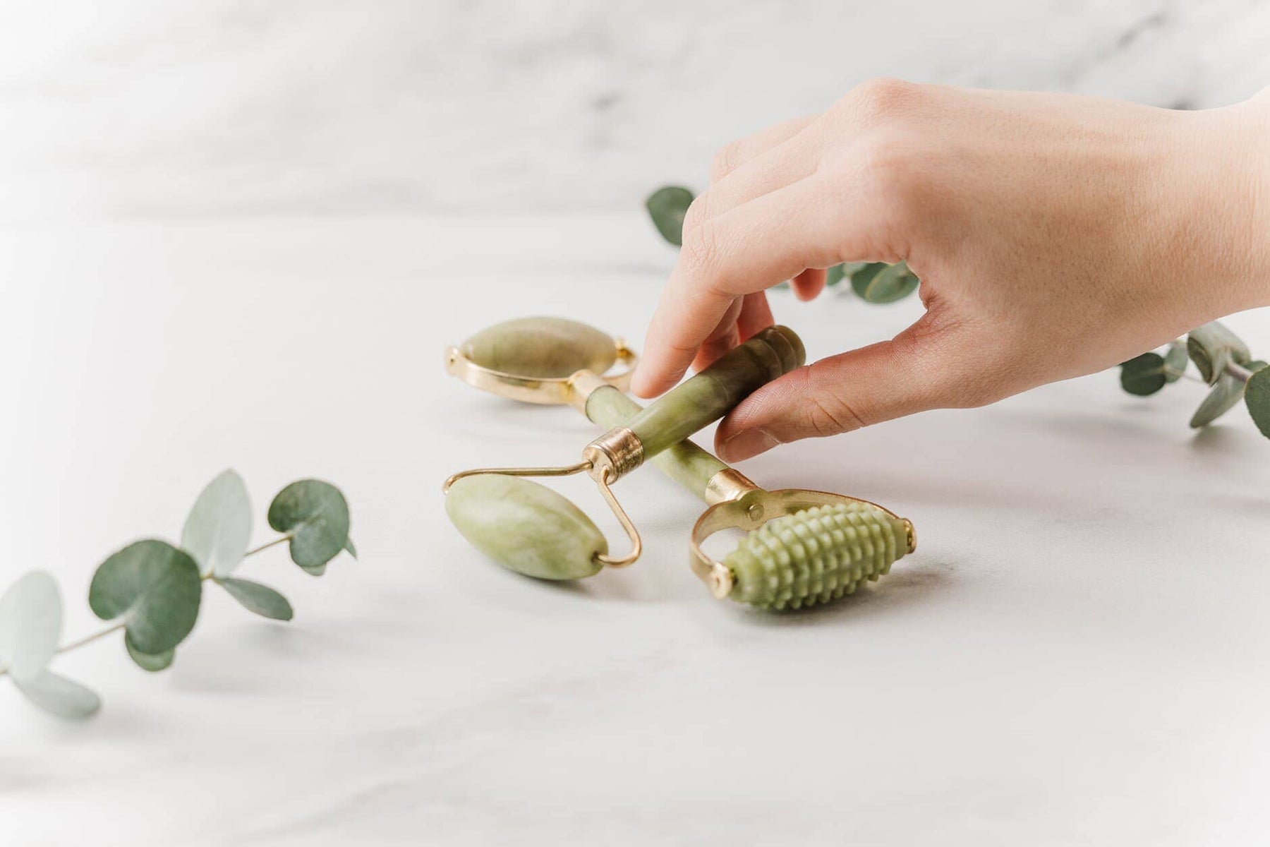 HOW TO USE A FACE ROLLER AND GUA SHA AT HOME: TIPS FROM AN ESTHETICIAN
